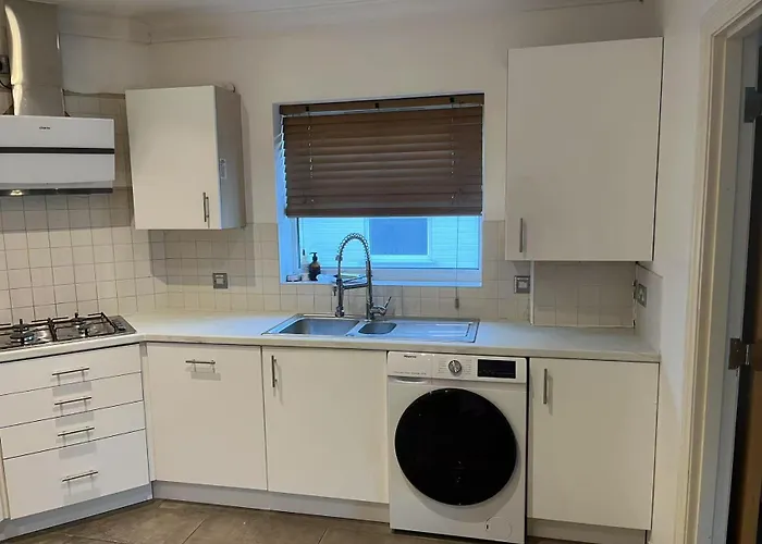 Spacious 2 Bedroom Flat Near Beach And Town Centre