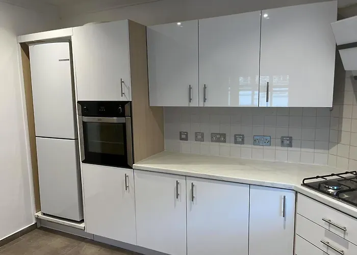 Spacious 2 Bedroom Flat Near Beach And Town Centre