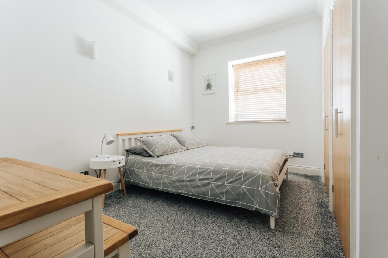 Spacious 2 Bedroom Flat Near And Town Centre Апартаменты
