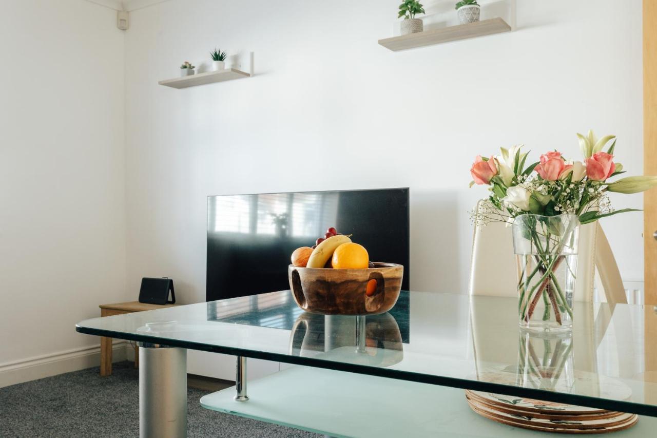 Spacious 2 Bedroom Flat Near And Town Centre Апартаменты