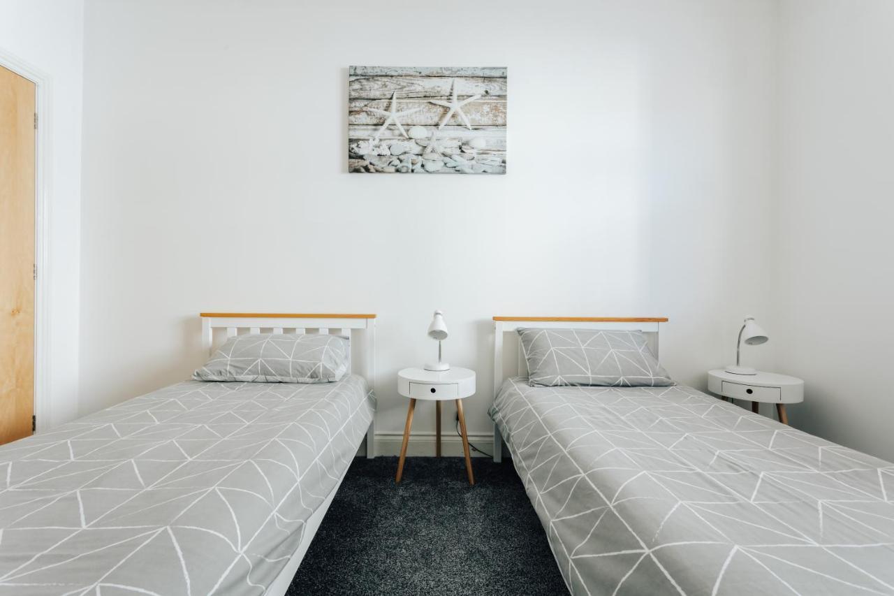 Spacious 2 Bedroom Flat Near And Town Centre