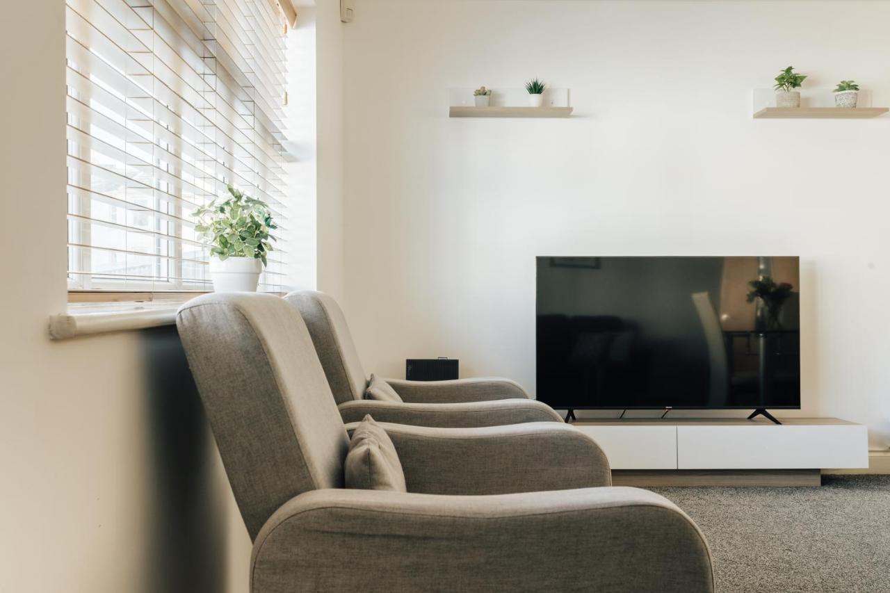 Апартаменты Spacious 2 Bedroom Flat Near And Town Centre *
