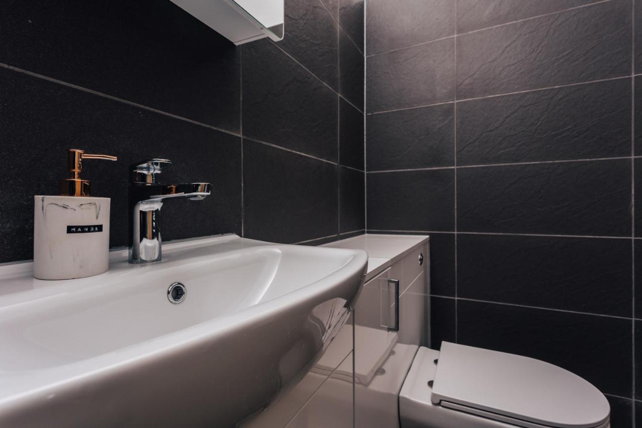 Spacious 2 Bedroom Flat Near And Town Centre Апартаменты