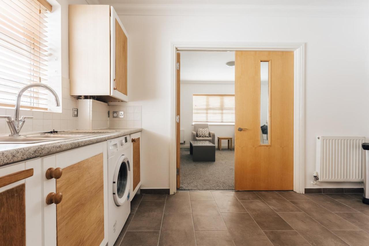 Spacious 2 Bedroom Flat Near And Town Centre Апартаменты