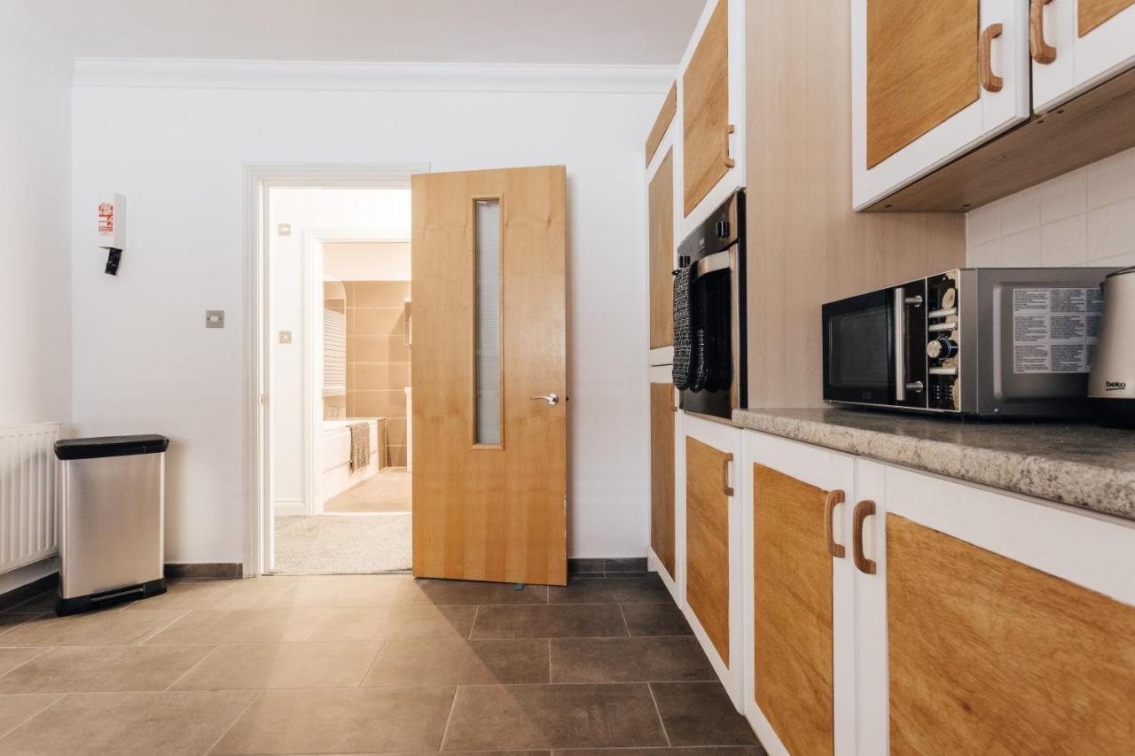 Апартаменты Spacious 2 Bedroom Flat Near And Town Centre