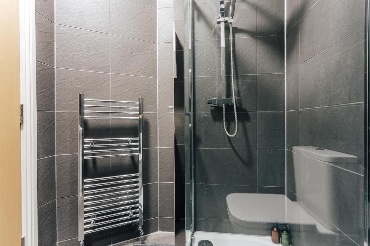 Spacious 2 Bedroom Flat Near And Town Centre Апартаменты