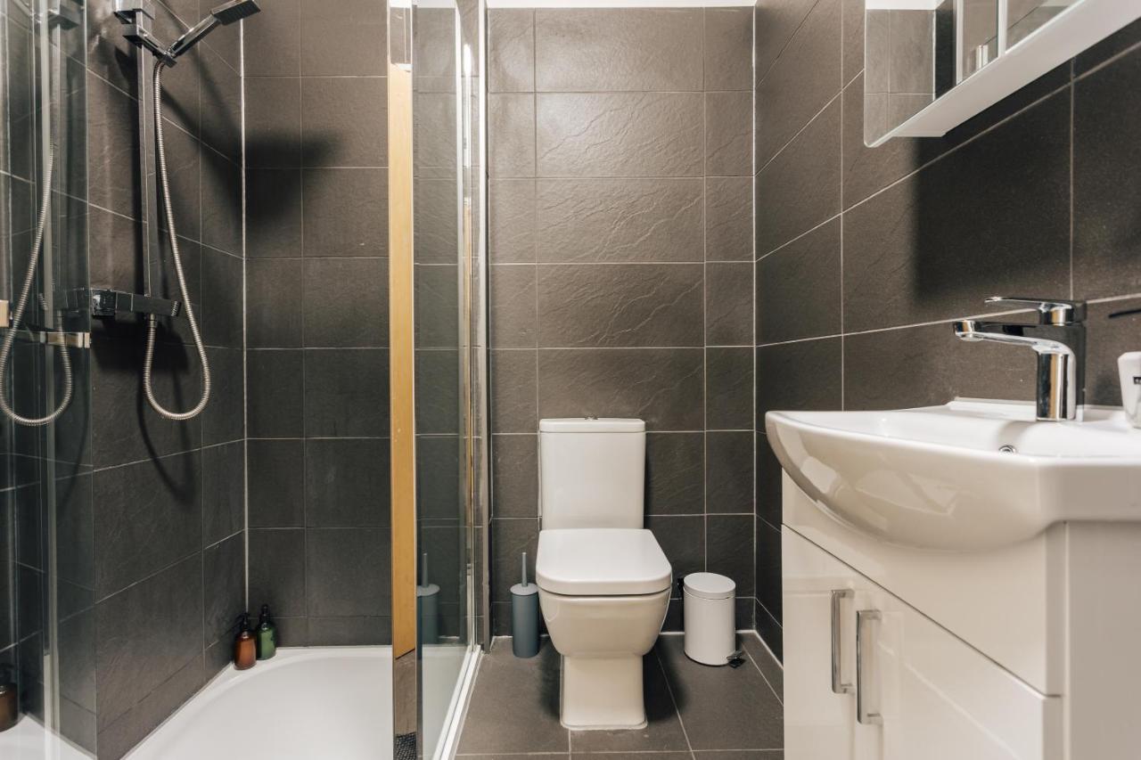 Апартаменты Spacious 2 Bedroom Flat Near And Town Centre