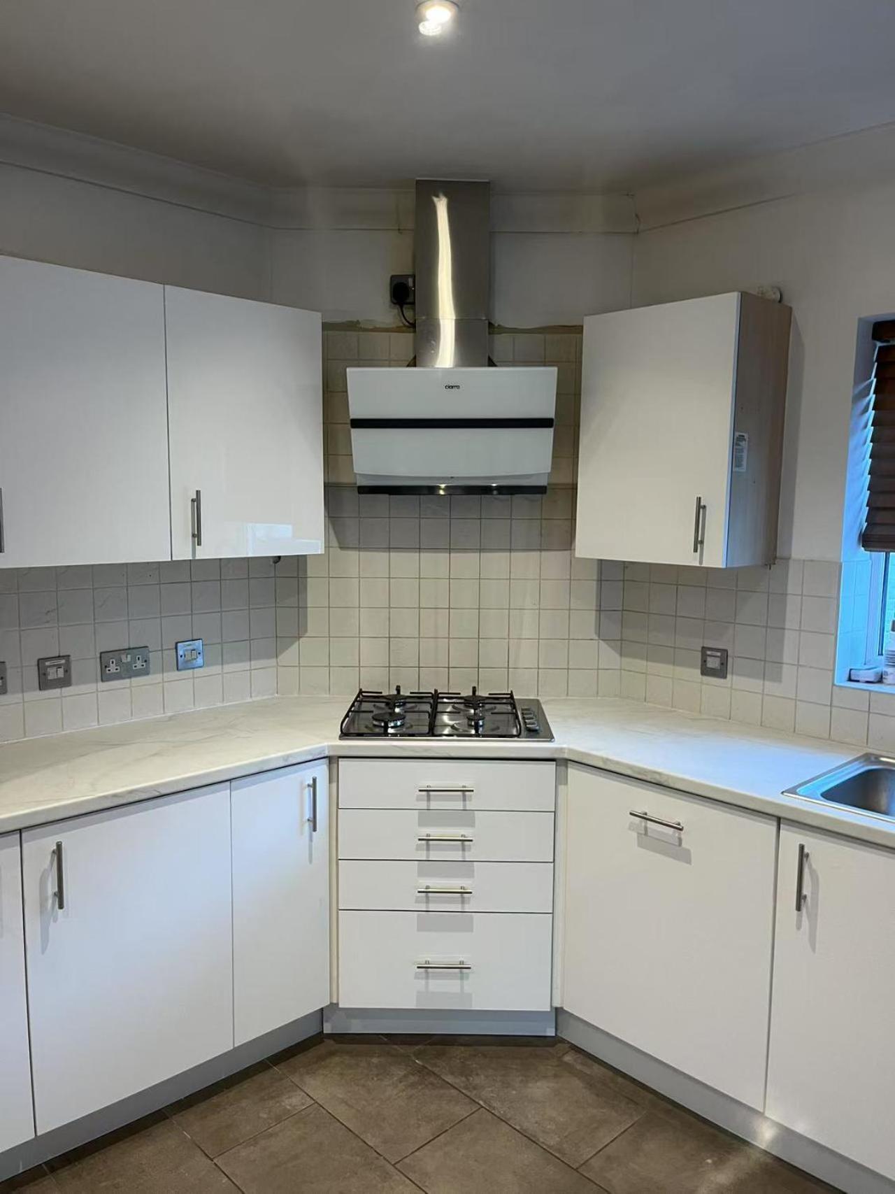 Апартаменты Spacious 2 Bedroom Flat Near And Town Centre *